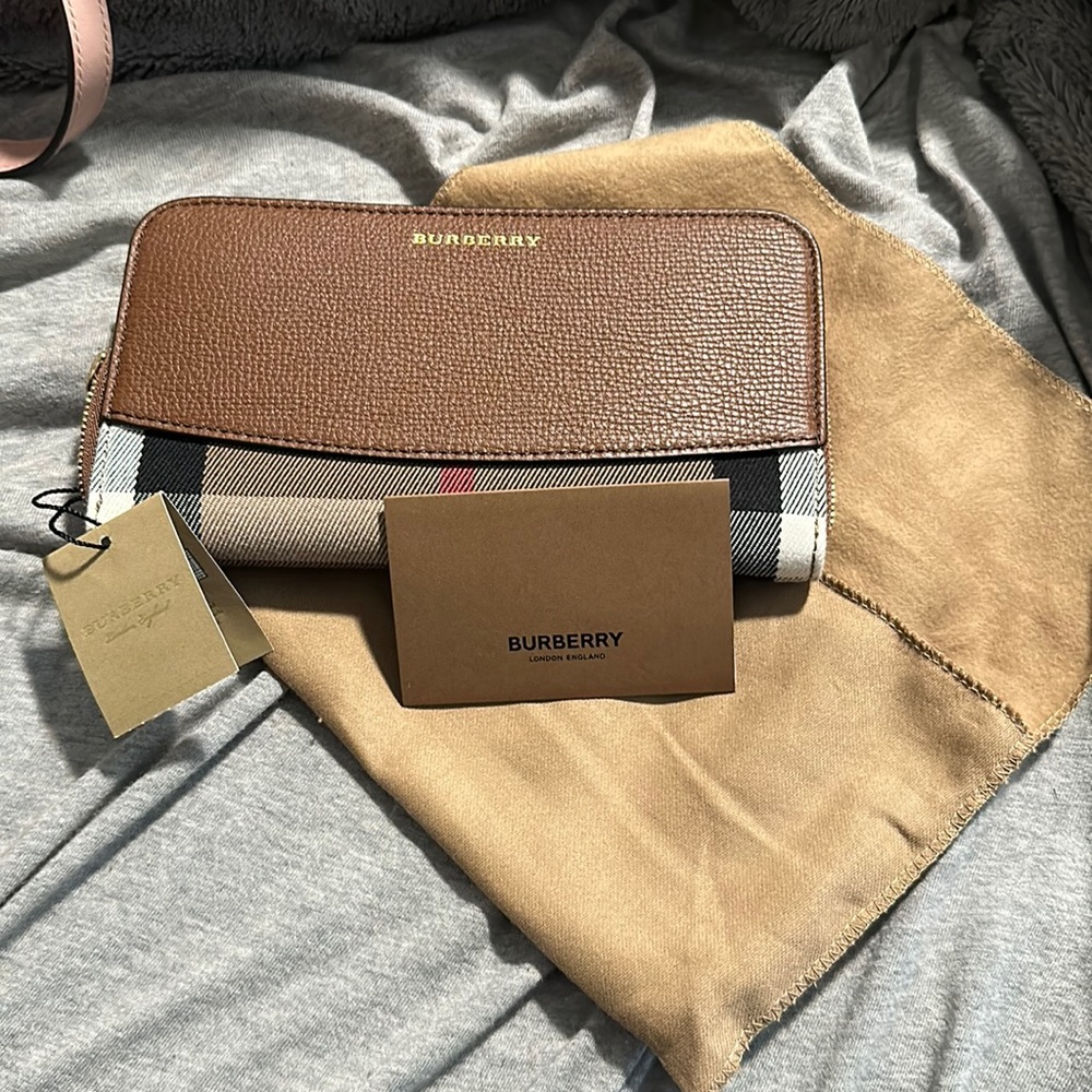 Burberry tan wallet